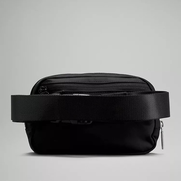 Lululemon SEALED everywhere belt bag black NWT - Picture 3 of 3